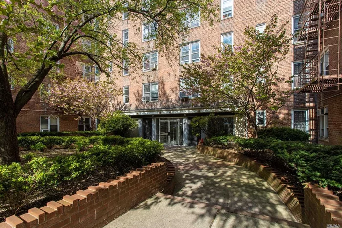 sponsor unit, no board approval.well maintained studio apartment with hard wood fllors. window in bathroom. close to tranportation, parks, shopping. restaurants, major highways and public transportation. credit and background check required. Virtual Tour: https://realestate.ny360tours.com/public/vtour/display/1581918?a=1#!/