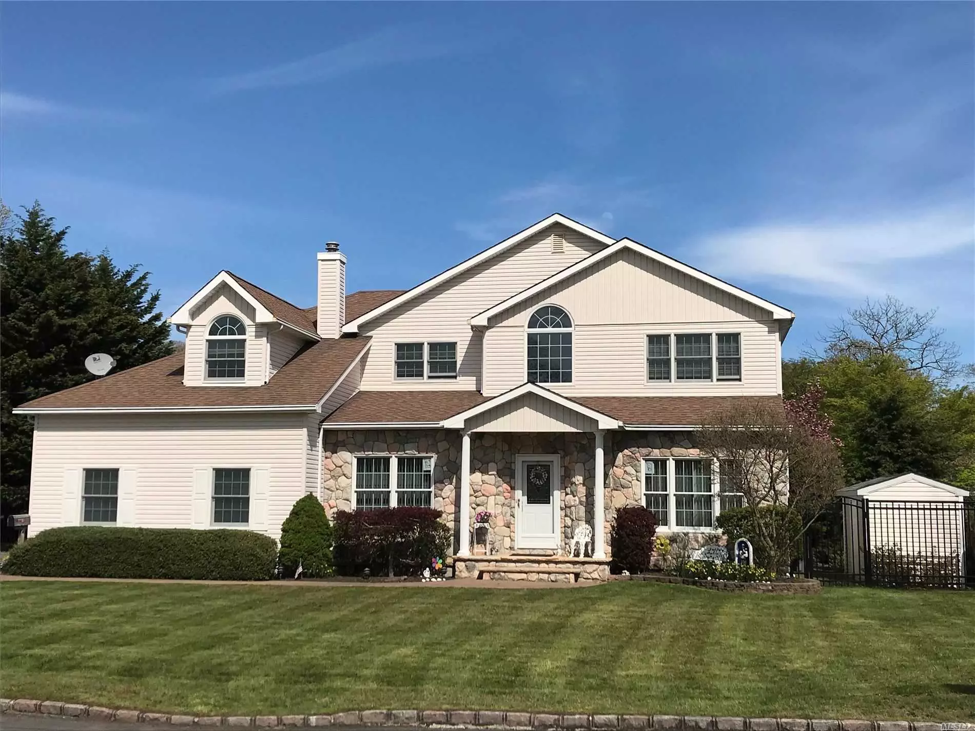 Beautiful Custom Built 5 bed/ 3 bth Center Hall Colonial Located SOM on a Quiet Block. First Floor w Entry Foyer/ Living Rm / Dining Rm/Family Room/EIK/ Bdrm ( or office) Laundry/ 9ft Ceilings Second Floor w 3 Bedroom / Master Ensuite w 2 WIC. Radiant Heat in Kitchen & Baths...