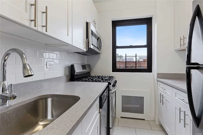 All new renovated Jr. 4! New windowed kitchen, granite countertops, stainless steel appliances, dishwasher, microwave. Huge windows everywhere, new wall to wall carpeting throughout. Brilliant sun-drenched. Fireproof building, parking with waitlist.