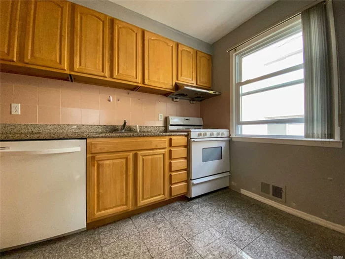 2 BR 1 BATH APT ON 1ST FLOOR, $2000 WATER INCLUDED. SEPARATE SIDE ENTRANCE. AMPLE CLOSETS. CENTRAL HEAT/COOL. SHARED PARKING ON THE DRIVEWAY. Q13 BUS ON THE BLOCK. NO PETS ALLOWED. CLOSE TO PARK OVERSEEING LITTLE NECK BAY. NEAR BAY TERRACE SHOPPING PLAZA. ZONED SCHOOLS: PS 169 BAY TERRACE, IS 25 ADRIEN BLOCK, BAYSIDE HIGH SCHOOL.