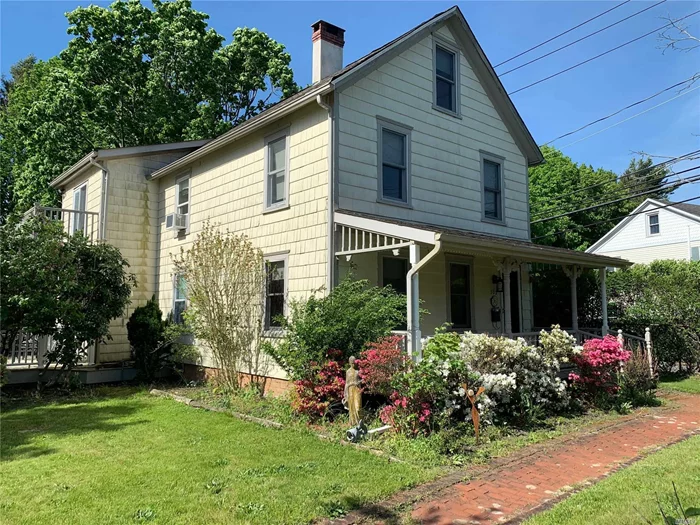 Beautiful Private Home Located Close To All- Antique Historian W A New Kitchen, Large Fenced Backyard , Great Cozy Deck For Outdoor Afternoons- Walk To The Village