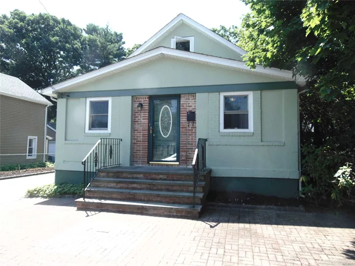 Mint whole house rental. Lr, Dr, EIK, Lndy, 3 BR, Bath. Newly painted and carpeted. Close to Syosset LIRR Train Station.  Syosset SD. Nice backyard. Ground care included.  4 A/C units.