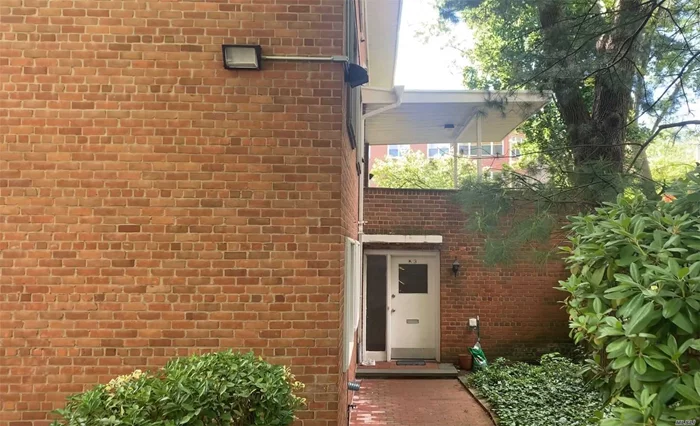 This bright large coop has bright living room , master bedroom suite with full bathroom and closet. 2 additional full bedrooms and bathrooms. plus an office space. Great neck south school district and close to LIRR train station, bus stop , shopping mall and grocery stores, playground etc. Cat allowed .The tenant require board approval.