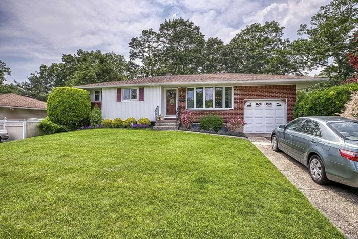 Absolutely Mint Ranch in Commack School District! EIK, 3 large bedrooms, Lvr, DR.Den 2 fullbaths, finished basement, Gorgeous location.Manicured grounds.And Much more!Must See!