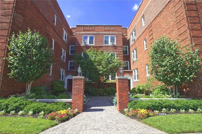 Welcome to 15 Gaynor Avenue! Perfectly appointed Gaynor Gardens Apartment in Manhasset! Bright and Spacious 1 bedroom corner apartment with updated kitchen, ample closet space, many windows throughout. Great Location near LIRR to Manhattan, all shopping and restaurant. Heat and Taxes Included.