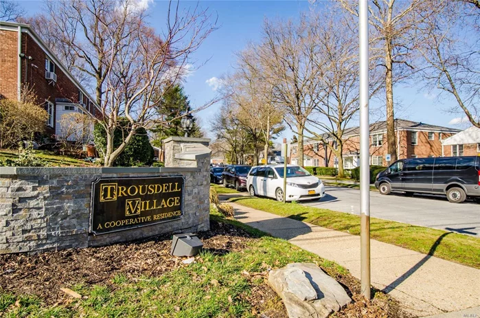 1st Floor One Bedroom Unit in a Highly Desirable Animal Friendly Community . hardwood floors throughout. Updated kitchen and Bathroom, New Windows, Doors, Gym, Game Room, Laundry Room, Playground, Free Storage & Car wash area on the premises.