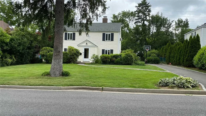 Entire house for rent in Manhasset School District . Beautiful 3 bedroom house located in South Strathmore Village. Large flat backyard. Walking distance to shopping centers. (LEASE TERM IS FOR ONE YEAR, WILL NOT BE RENEWED).