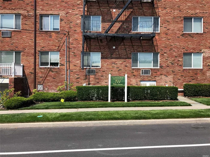 Top Floor Unit. Washer and Dryer in Unit. Indoor Parking