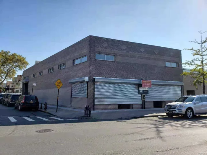 Great Commercial Retail Space With High Ceilings, Ideal For Variety Of Stores, Office, Medical Office. Near E Train And Q54/Q56.