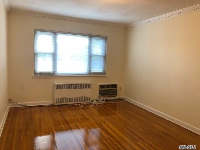 Lovely 2nd floor unit. Perfect location, close to all. Close to shopping, schools, transportation,  11 Miles to Rockaway beach, 1 mile to Queens center mall.
