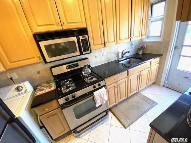 PARK VIEW /CORNER duplex 2 bedrooms coop in school district #26 : PS46/MS74. walking distance to all/ schools/shops /supermarkets/restaurants/ CVS/ post-office/ banks/coffee stores . Bus Q27 to flushing , Q88 to Queens Center, Express bus QM5/8/35 To NYC midtown/downtown .NO SUBLET !!!NO DOGS !!!cats ok , allows remove carpet for 100% wood-floor !!! income requirement needs , qualified buyer allows as low as 10% down-payment !!! low maintenance fee includes all except Electric!!! owner occupied must !!!