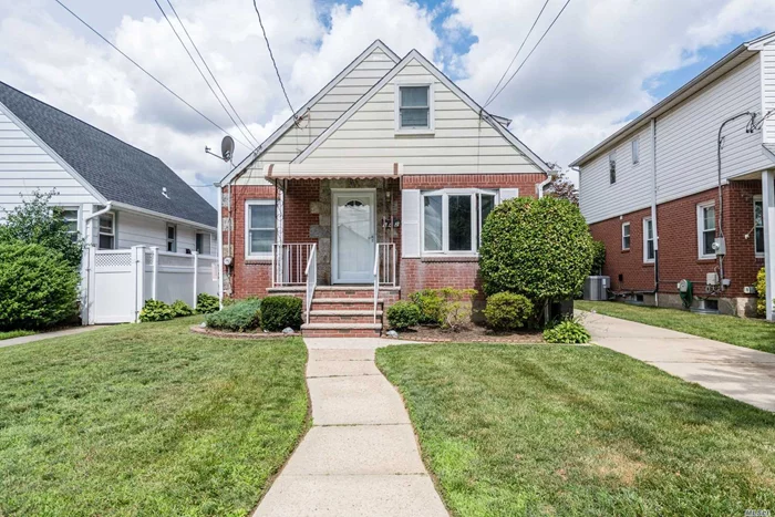 Beautiful 4 Bedroom, 1 Bath Home In Franklin Square, With Franklin Square School District. Large Eat In Kitchen With Stainless Steel Appliances, Living Room/ Dining Room Combo, Hardwood Floors, Full Finished Basement. Great Location Across From Elementary School And Only 30 Minutes From Manhattan. Click on the Virtual Tour link to walk thru in 3D.