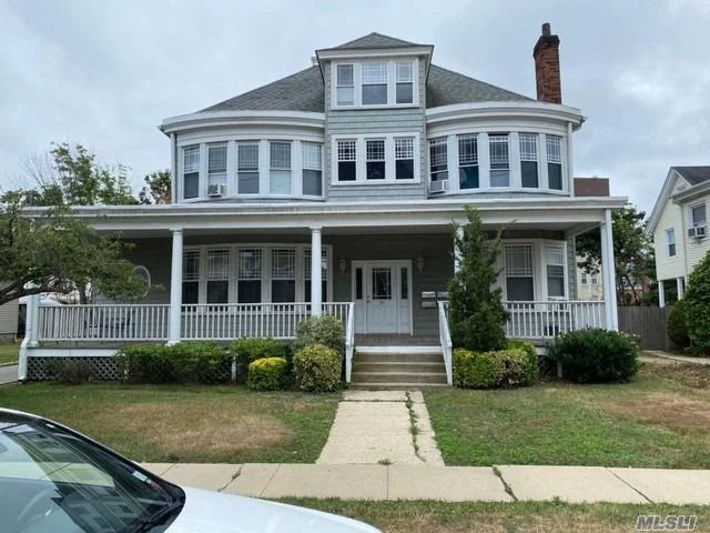 3rd floor aerie in beautiful renovated 4-family Victorian house in Historic Oyster Bay Hamlet. Quiet street. Near restaurants, Park, waterfront, shops. Walk to LIRR