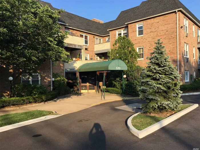 Beautiful 2 second floor end unit condo* Unit over lobby so no noise* hardwood floors* Open kitchen with dining room* new bath* lots of closets*storage in basement and a separate room for bikes* Unit comes with 1 parking spot (reserved) walk to LIRR* IG pool