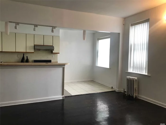 Prime Location In The Heart Of Flushing. Bright & Sunny Large One Bedroom Unit. South & East Expose. Window Around All The Rooms. Hardwood Floor. Convenient To All. Mins To 7 Train & Buses.