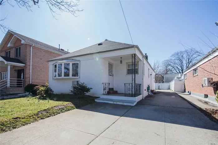 Charming Brick Ranch House in Bayside. Beautiful hardwood floor thru-out. Excellent move-in condition, school district #26. Near all. Lot 40*100. Finished Basement w lots of windows, Sept Entrance. Close to ALL.