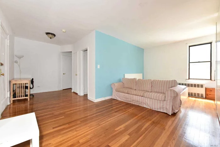 Bright and Sunny studio located in the heart of Briarwood. Pet Friendly, Live-in super, storage, laundry, and garage parking on W/L. 3 Blocks From E And F Train Briarwood Station.