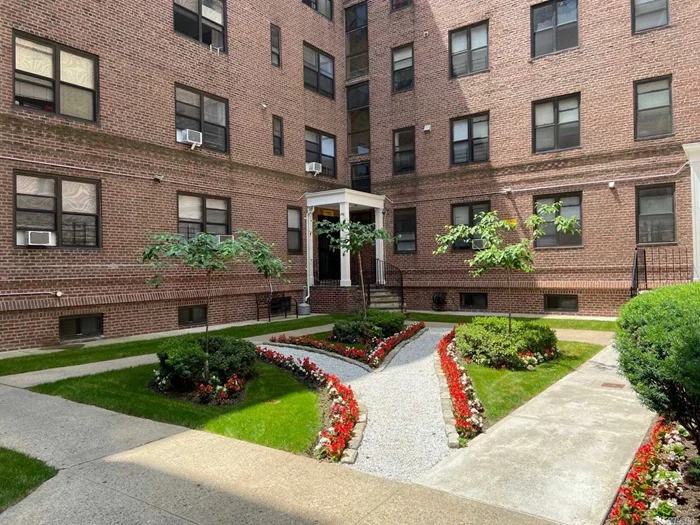 Beautifully renovated two bedrooms apartment in the heart of Flushing, with hardwood floor thru-out, laundry in the building. close to all! *Advertised is Net Effective Rent.*