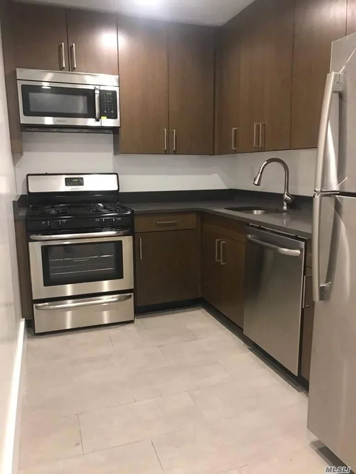 Roslyn. 2 Bedroom/2 Bath Apartment In Ideally Located Garden Apartment Community. Polished Hardwood Floors Throughout, Washer/Dryer in Unit, Great Closet Space, Kitchen W/Gas Cooking. On Site Parking And Storage Available (Add&rsquo;l S). Resident Super.