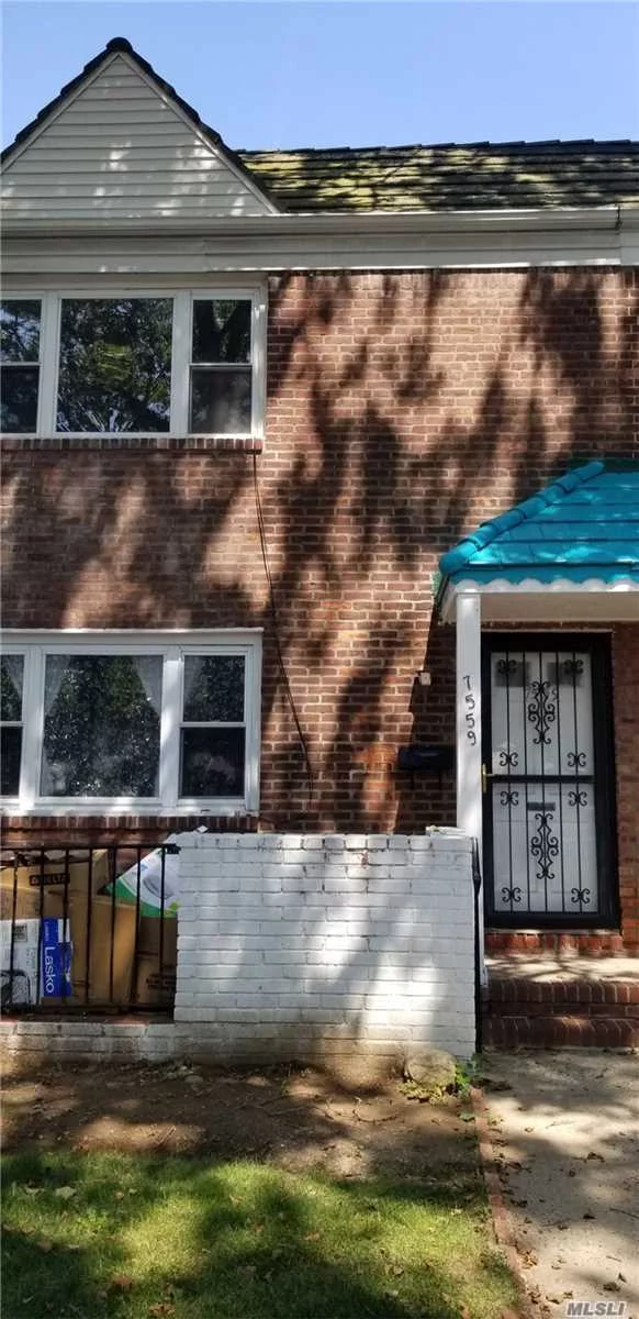 Beautiful, Newly renovated two bedroom apartment on the 2nd floor of a two family home. New Bathroom and kitchen. New appliances. Refinished hardwood floors throughout. No Pets. All applications must be submitted to NTN https://secure.ntnonline.com/securelease/applicantdetails.cfm?propcode=CR255&unit=9618