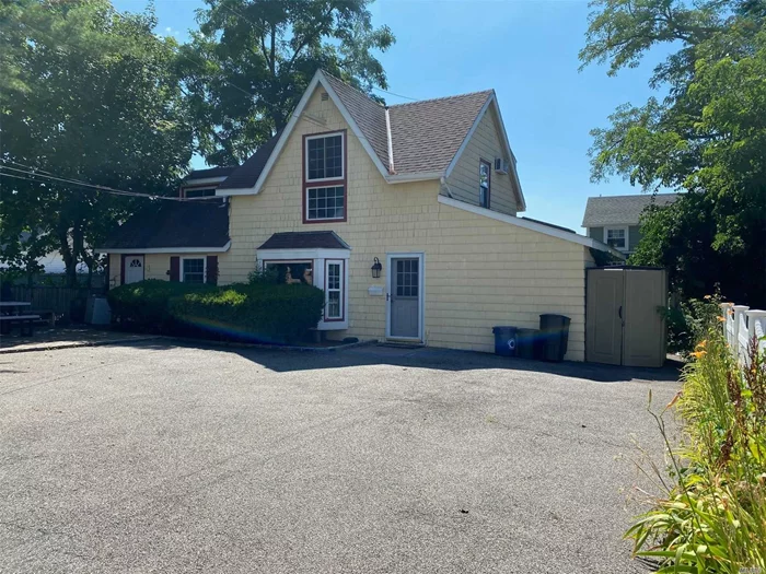 Private Cottage with Hardwood floors and off street parking for 2 cars. Large open layout with lots of sunlight and shared patio for BBQ and entertaining. Located in the heart of town near Town Dock, Library, Main Street Shops and LIRR Port Washington Station.