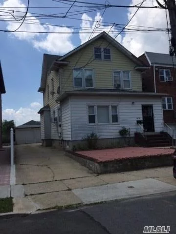 Two blocks from Main St. Walk to bus stop and shopping. Near Chinatown buses, 10 minutes to downtown Flushing train station ( 7 Train, LIRR ). R4 zoning. Near Botanical gardens and 2 libraries. Home in excellent condition. Near house of worship.