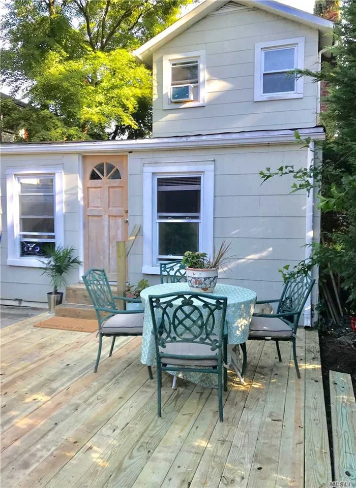 Adorable freshly painted 1-2 Bedroom Cottage Near Roslyn Park and 2 Blocks from the Village. Near Park, Railroad, Universities, Shopping Dining and the Beach. Granite Counter tops, Large Bedroom on Second Floor. Sweet Fenced in Yard/Patio. Parking available around the corner.