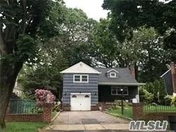 North Shore school district-Upscale whole house rental.Spotless split triplex with private yard. Freshly painted+kitchen newly renovated 2018+all new stainless appliances+renovated bath+living room+dinning room+3/4 bedrooms+2 full baths+den+washer/dryer+sliders to huge covered backyard patio. Near the railroad & shopping markets.Hurry!