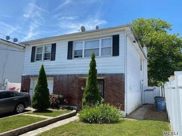 Bright-Spacious Mother/Daughter Detached Hi-Ranch.. In Excellent Condition 10 Room&rsquo;s..5 Bedrooms, 3 Full Baths and More.... Minutes Away From Transit, Shopping Mall, LIRR....