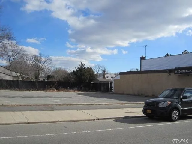 100&rsquo; x 100&rsquo; Paved Corner Lot For Sale On The Corner Of Busy N. Broadway & N. Michigan Avenues Asking Only $325, 000.00!!! This Piece Will Not Last. This Would Make A Perfect Development Site, Home For Contractors, Landscapers +++!!! Located At A Signalized Intersection!!! Heavy Traffic Count: 10, 000-25, 000 Cars Per Day. Taxes $18, 433.28.