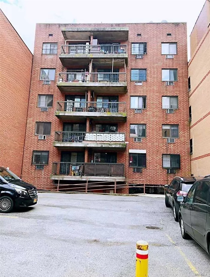 Flushing southward facing 2-bedroom & 2-bath condominium features in unit washer & dryer, balcony. Near supermarket, restaurants and shops on Union St and Northern Blvd. Q-16, Q-20 bus stops, #7 train station.