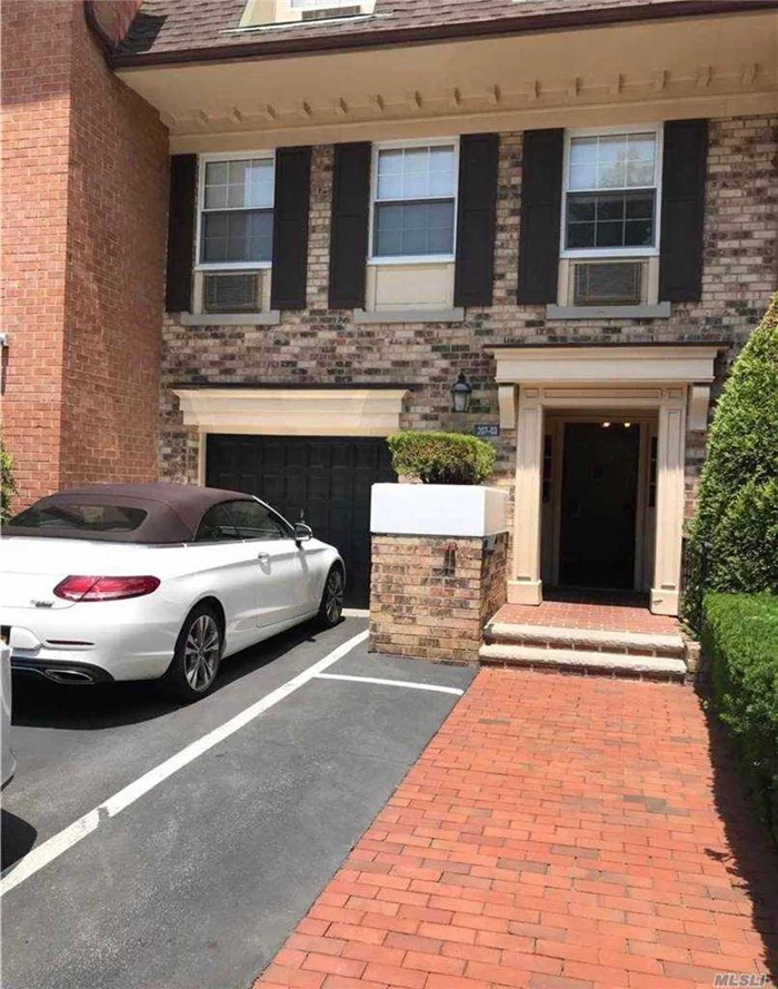 Beautiful Large 1 Bedroom Condo in 24 Hours Security Community Gate, with Club House Indoor Outdoor Swimming pool, 1 Parking Spot Included. Best School District, Convenient To All.