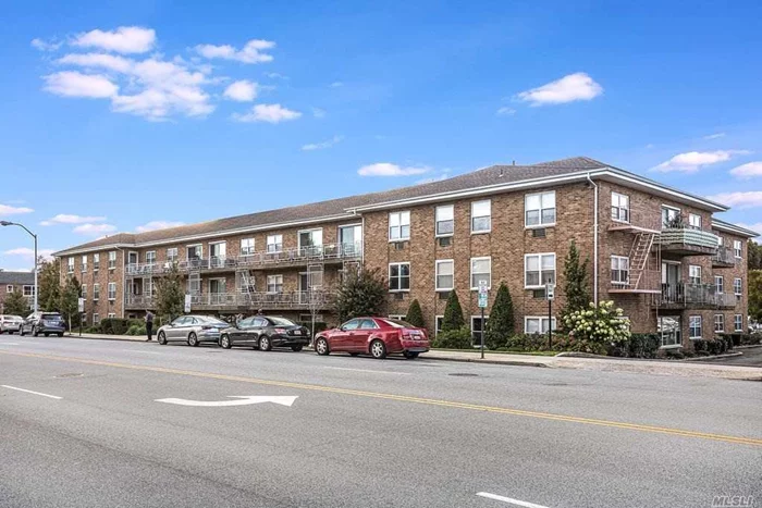 1 bedroom top floor unit corner unit with private balcony // Minutes from bars, restaurants, and LIRR. Laundry on the floor. Outdoor assigned parking space #32.