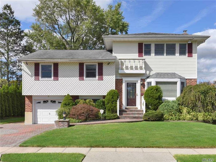 Syosset. Mint 4 Bedroom 3 Full Bath Expanded Split. This Home Features Master Suite w/ Bath, Hardwood Floors thru-out. Custom Kitchen w/ granite + high end Appliances. Large Formal Dining Room, Family Room + Finished-Lower Level