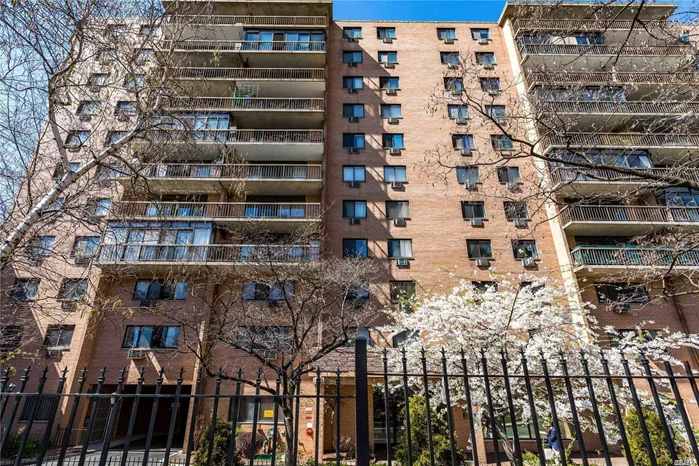 excellent condition in Diamond location , parking available, heat and hot water included, 2 bedrooms 1, 5 bath balcony with great view , sunlight , facing south, washer dryer in unit