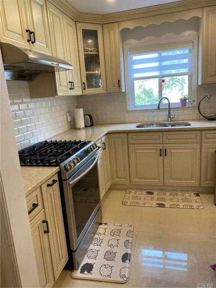 Diamond condition, very spacious with bright and lots of natural lights. 3 Levels, OSE, Hardwood Floors throughout and updated windows, private yard and many more. Closed to schools shops and transportation.