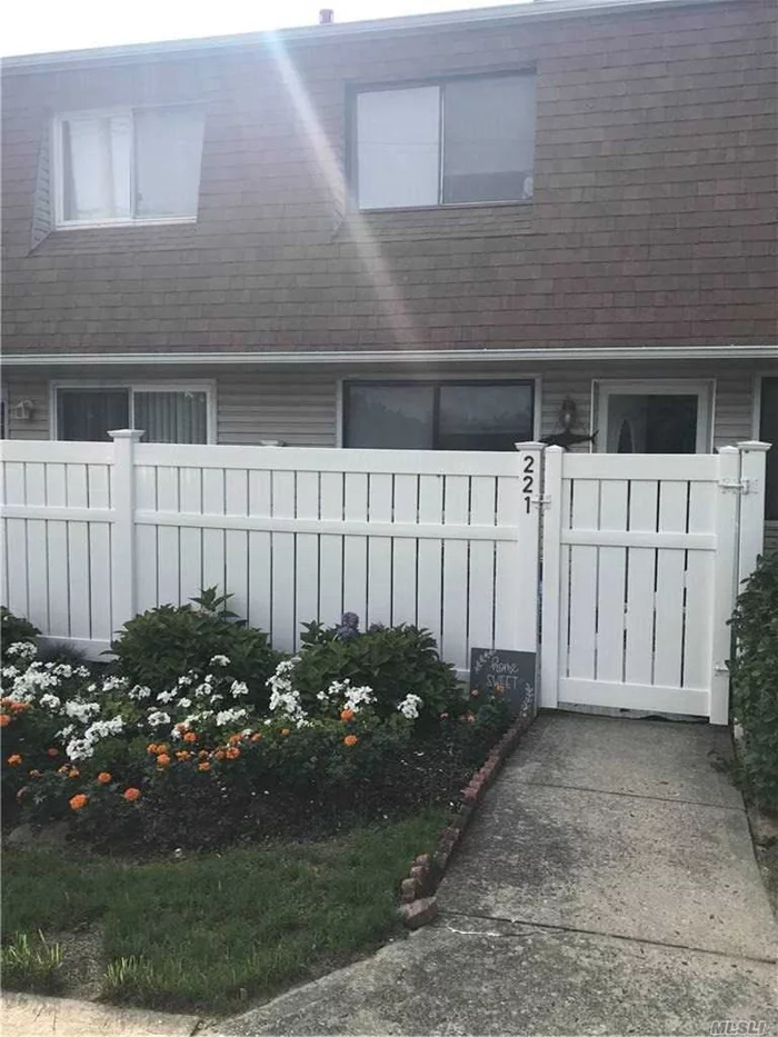 Mint 2 bedroom 1 bath Townhouse in the desirable Waverly Park complex. Brand new HVAC system. Newly fenced front patio. Close to all.