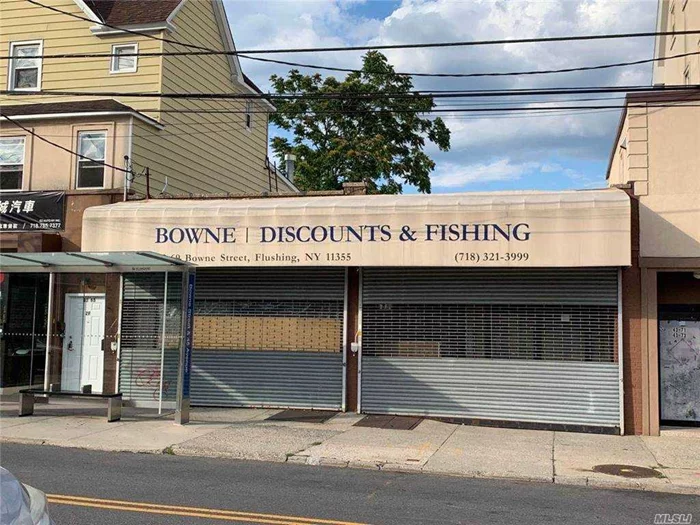 Desirable Storefront For Rent Located In Flushing. 2000 Square Foot Of Space On The First Floor With And Additional 2000 Square Foot In The Basement. 2 Bathrooms Making It Easy For 1 Private And One For Customers. Suitable For All Sorts Of Business.