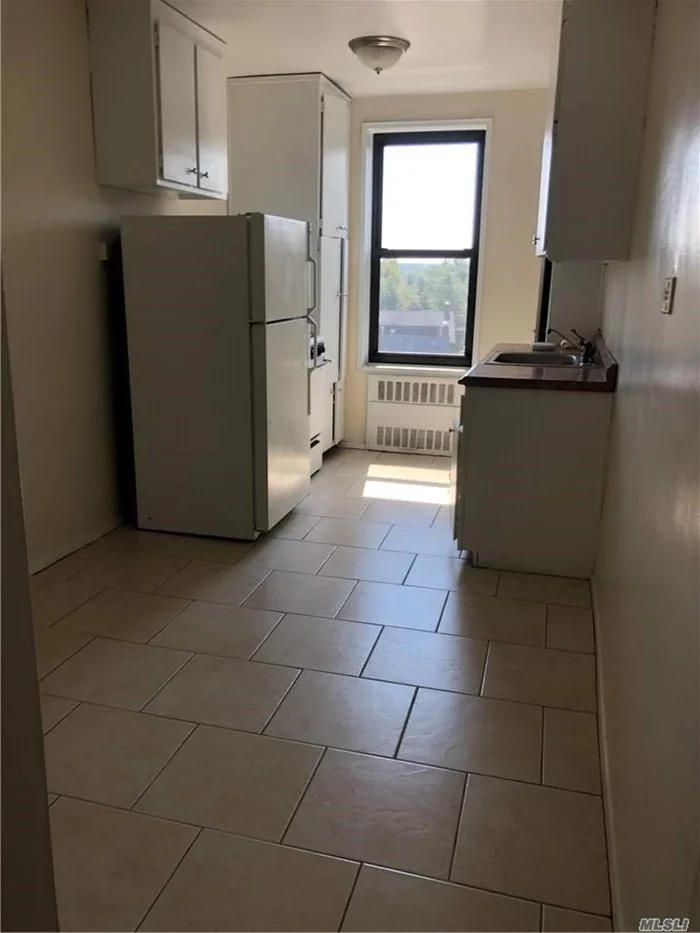 RARE FIND!!! NO BOARD APPROVAL!!!! EASY PURCHASE!!! TWO BLOCKS TO BAYSIDE RR!!! LARGE CLEAN ONE BEDROOM WITH DINNETTE AND EIK. KING MASTER , LARGE LIVING ROOM, WOOD FLOORS, GREAT CLOSET SPACE NO BOARD APPROVAL!!!!