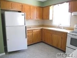 Nice and clean 2br apartment in Legal 2 Family.2nd Floor, EIK, FDR, large Lr, 2 brs and Bath.Nice size rooms .use of waher/dryer in basement.Shows Nice! No PETS AND NO SMOKING.