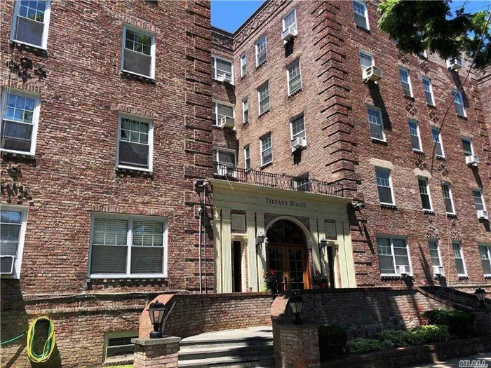 Large 1 Bedroom In Elevator Bldg, Totally Renovated Eik & Bathroom, Large Living Rm/Dining Rm and Bedroom With Wood Floors. Washer/Dryer In Basement. Close To RR & Shopping.