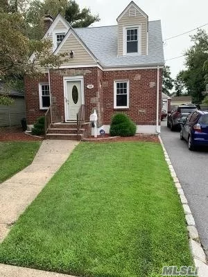 THIS STUNNING RENTAL BOASTS 5 BEDROOMS, 2.5 BATHS, LR, DR, EIK, 6 PLUS CAR DRIVEWAY, STATE OF THE ART CAMERA ALARM SYSTEM READY, CENTRAL AIR, FREE WI-FI, FOOTSTEPS FROM PRESTIGOUS HOFSTRA&rsquo;S ACADEMIC LAW SCHOOL AND HOFSTRA ACADEMIC SIDE AND PUBLIC TRANSPORTATION! TOO MUCH TO LIST! A MUST SEE! WONT LAST!