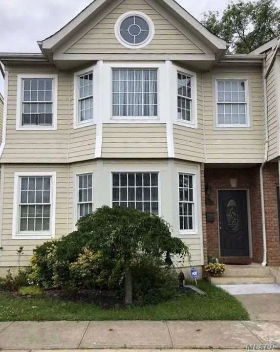 Port Washington. Beautiful Waterview Townhouse. Large And Spacious Living Room/Dining Room, Eat-In Kitchen, Laundry Room, Powder Room, 2nd Floor 3 Bedrooms, 2 Baths. Lots Of Closet Space. Must See. Close To All Shopping!