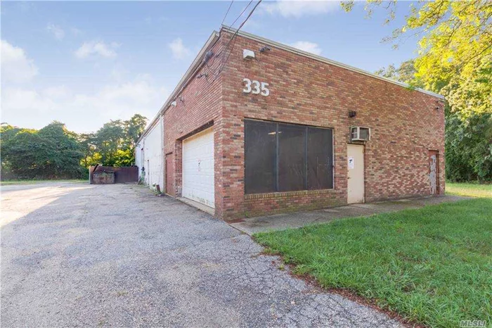 Industrial/Warehouse space conveniently situated between Sunrise Hwy and Southern State Parkway. Approximately 4000 sq ft that can be expanded with DBA approvals and site plan. High ceilings, Office space, Full Bathroom with Shower, 3 Garage doors. Fenced in property with gated driveway and large yard.