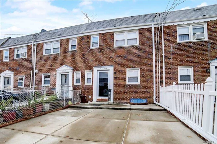 Outstanding opportunity to purchase a home in a very sought after part of Bayside. Your new home features brick construction with 3 Bedrooms, 1.5 Baths and a fully fenced in back yard. Close to shops, mass transportation, major highways, and schools.