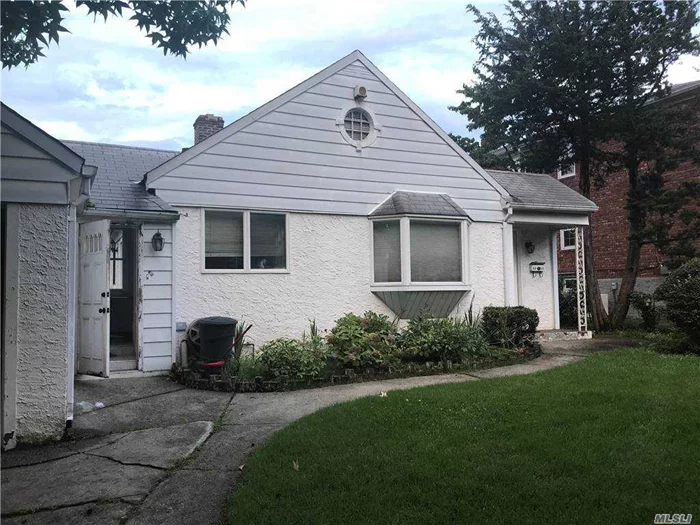 Whole House For Rent, 3 bedrooms (1 master bedroom), 2 full bathroom, 1 kitchen, Large living room & dining area. with a big Backyard, deck, attic & driveway.Washing machine & Dryer in the basement.