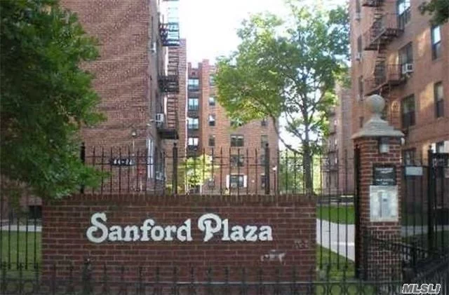 Beautiful 2 bedroom located at gated complex in Flushing. Upgraded kitchen, upgraded bath, recessed lighting, upgraded electric. Excellent condition. Train station(7 Main St), LIRR(Murray Hill station)