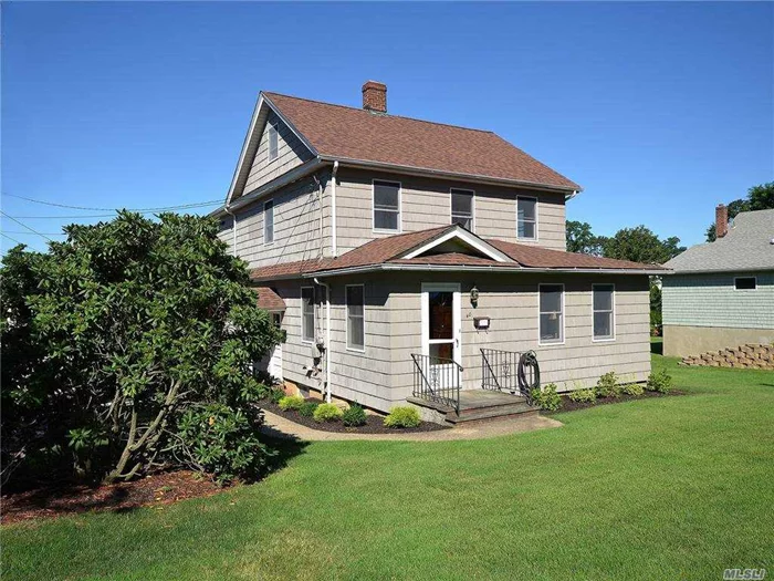 Beautiful sunlit 2nd floor apartment with hardwood floors- Close to beach restaurants and marina.