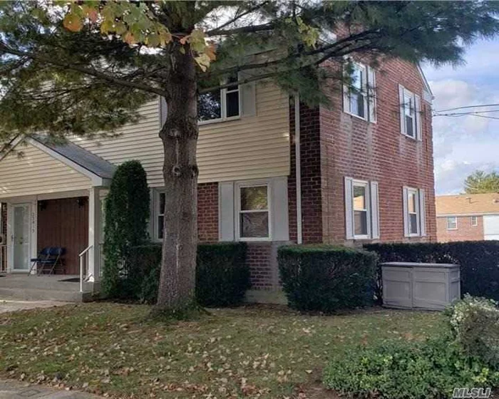 Rare Triplex Condo with 2-3 BR, 3.5 Bath, Bright and Spacious LR, Granite & Stainless Steel Kitchen. Full Finished Basement has Laundry Room and Seperate Entrance. Swimming Pool, Gym, Close to Shopping, School and Park.