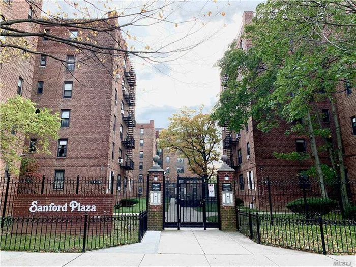 Beautiful 1 bedroom located at gated complex in Flushing. Upgraded kitchen, upgraded bath, recessed lighting, upgraded electric. Excellent condition. Train station(7 Main St), LIRR(Murray Hill station)